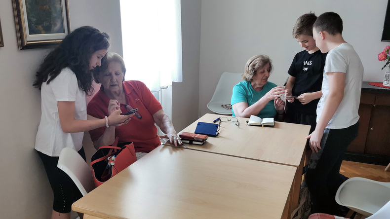 Učenici 5.b razreda u posjeti korisnicima Doma za starije osobe